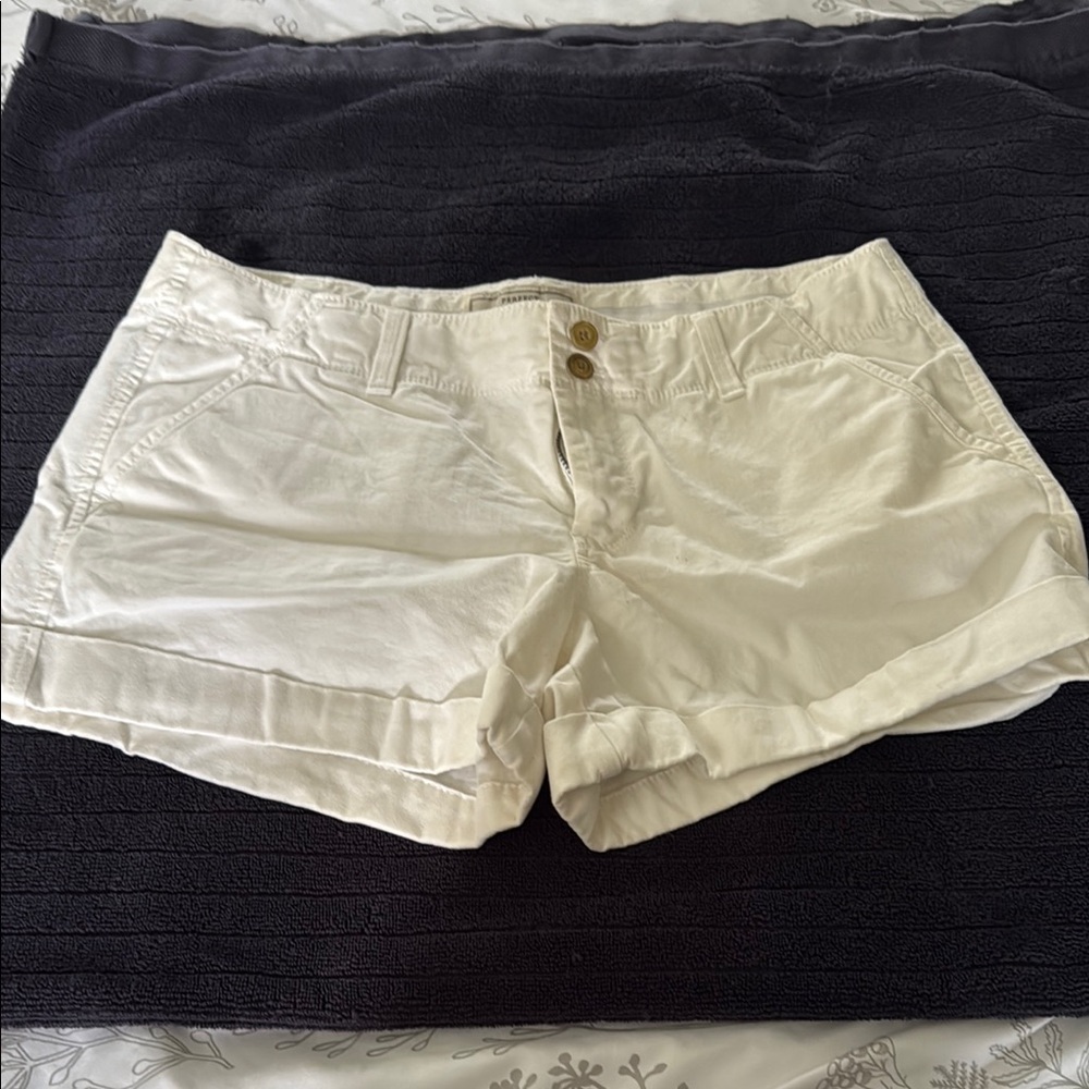 Old Navy Women's Cream Cargo Shorts